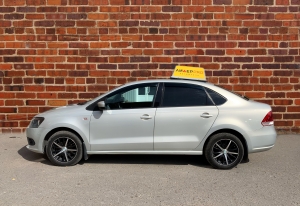 Автомобиль инструктора Volkswagen Polo