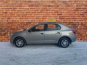 Автомобиль инструктора Renault Logan