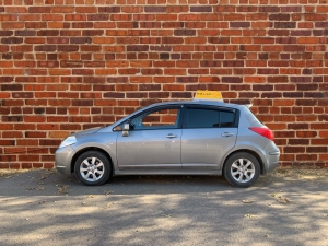 Автомобиль инструктора Nissan Tiida