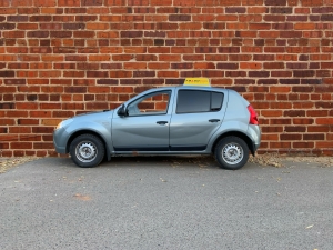 Автомобиль инструктора Renault Sandero