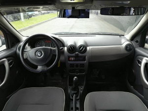 Автомобиль инструктора Renault Logan